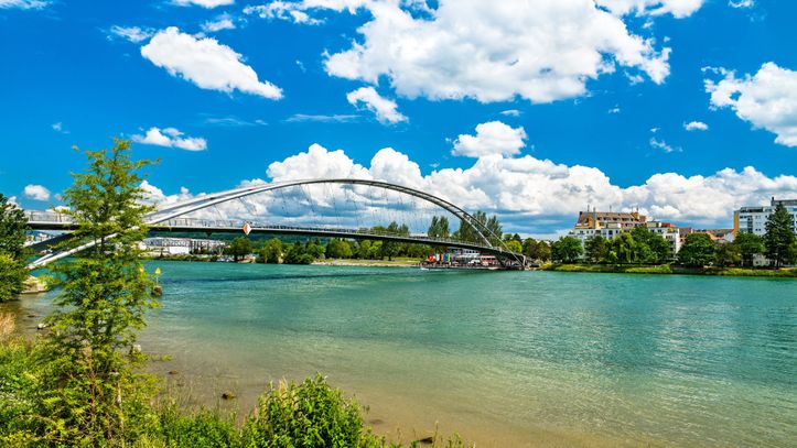 Le pont des Trois Pays au-dessus du Rhin entre la France, l'Allemagne et la Suisse près de Bâle